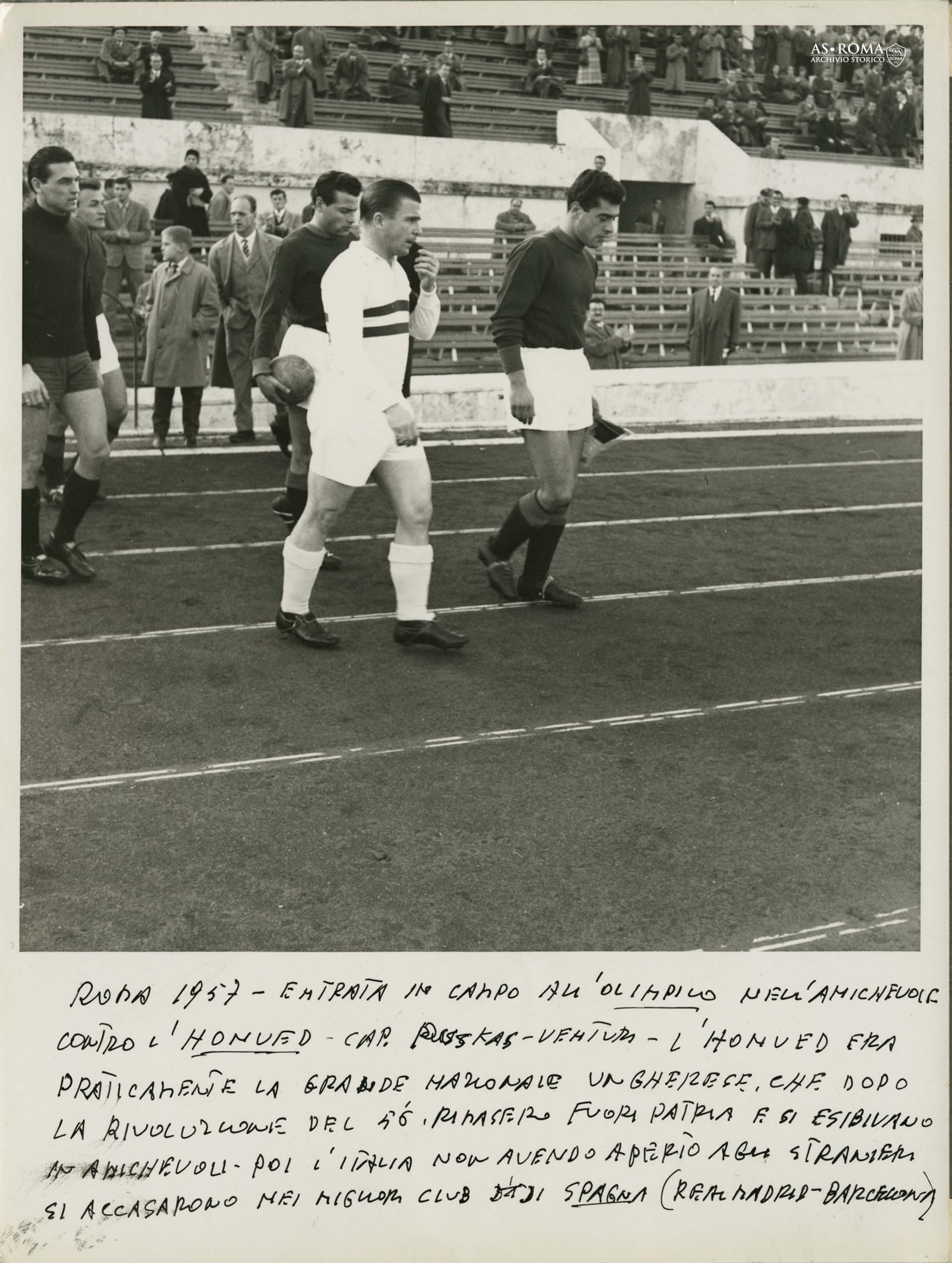 I capitani Arcadio Venturi e Ferenc Puskas guidano sul terreno di gioco le squadre di Roma e Honved prima del calcio d'inizio dell'amichevole
