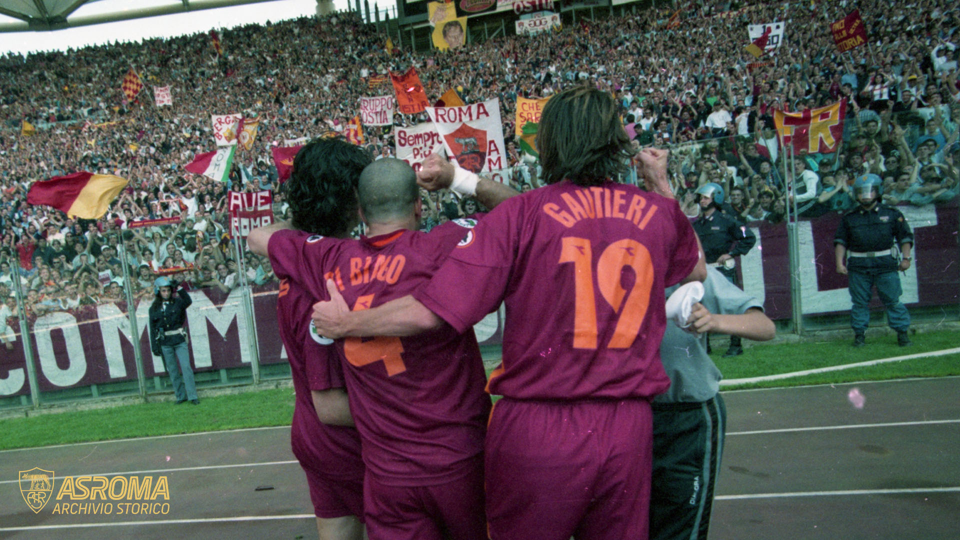 Delvecchio, Di Biagio e Gautieri esultano sotto la Sud al termine di Roma-Sampdoria (Archivio Storico AS Roma/Vittorio La Verde)