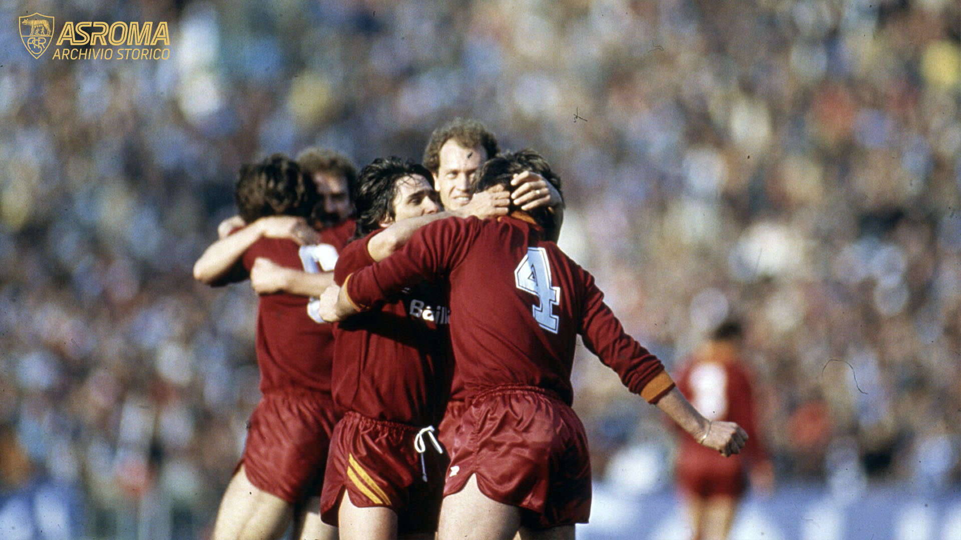L’abbraccio tra Prohaska, Maldera, Conti, Falcao e Ancelotti dopo il gol del 2-1 (Archivio Storico AsRoma/Giuseppe Calzuola)