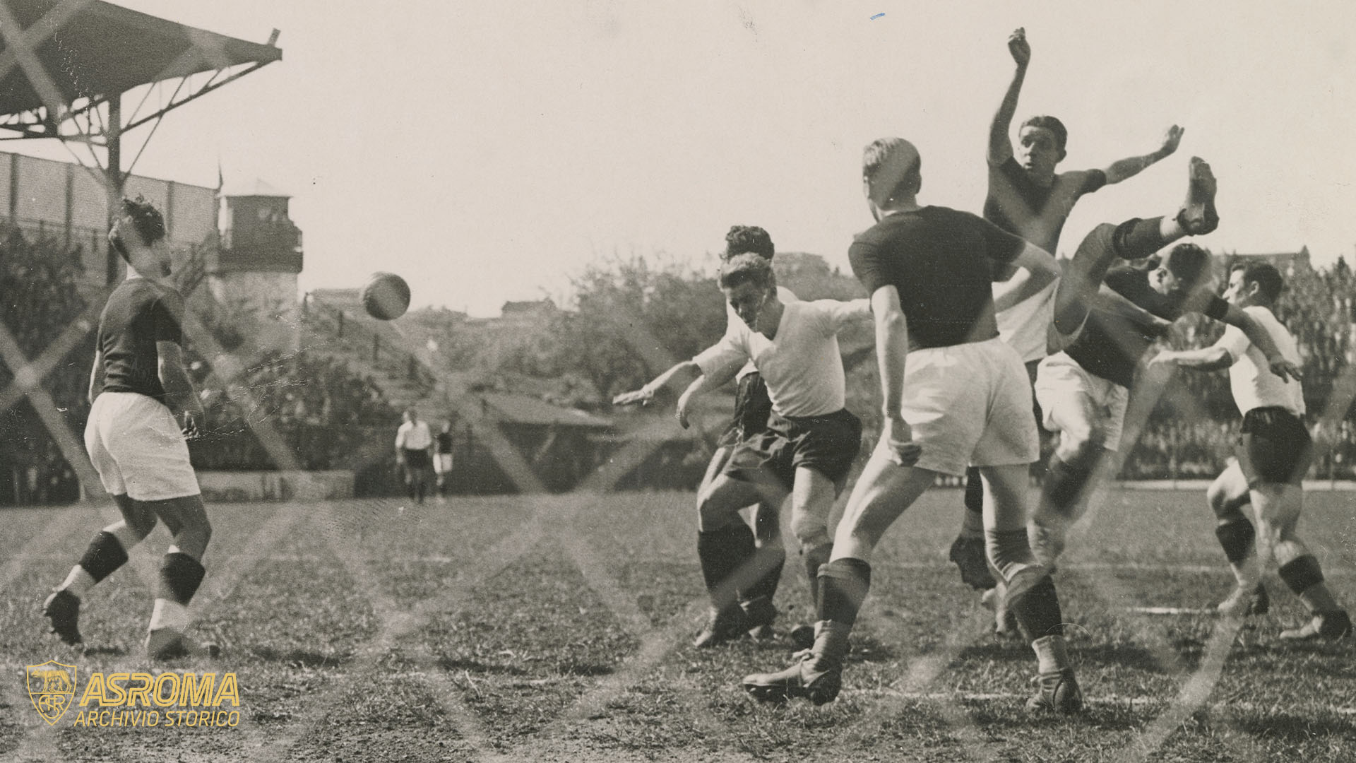 Cattaneo cerca di districarsi in area tra i difensori della Triestina, il 26 aprile 1936 a Campo Testaccio (Archivio AS Roma / Collezione Gabriele Pescatore)