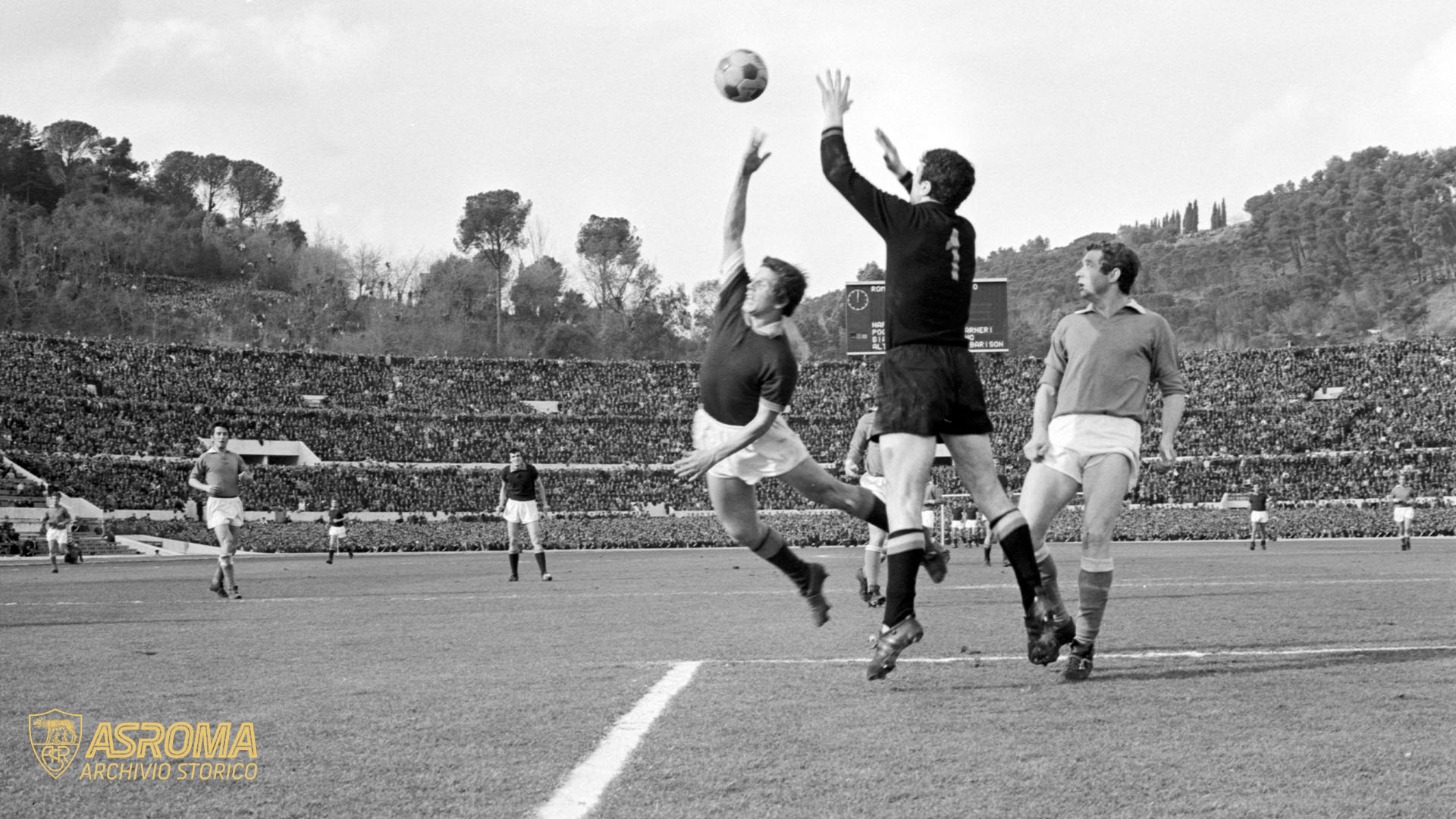 Il romanista Angelo Orazi sfiora la rete durante un Roma-Napoli della stagione 68-69 (Archivio Storico AS Roma/DuFoto)