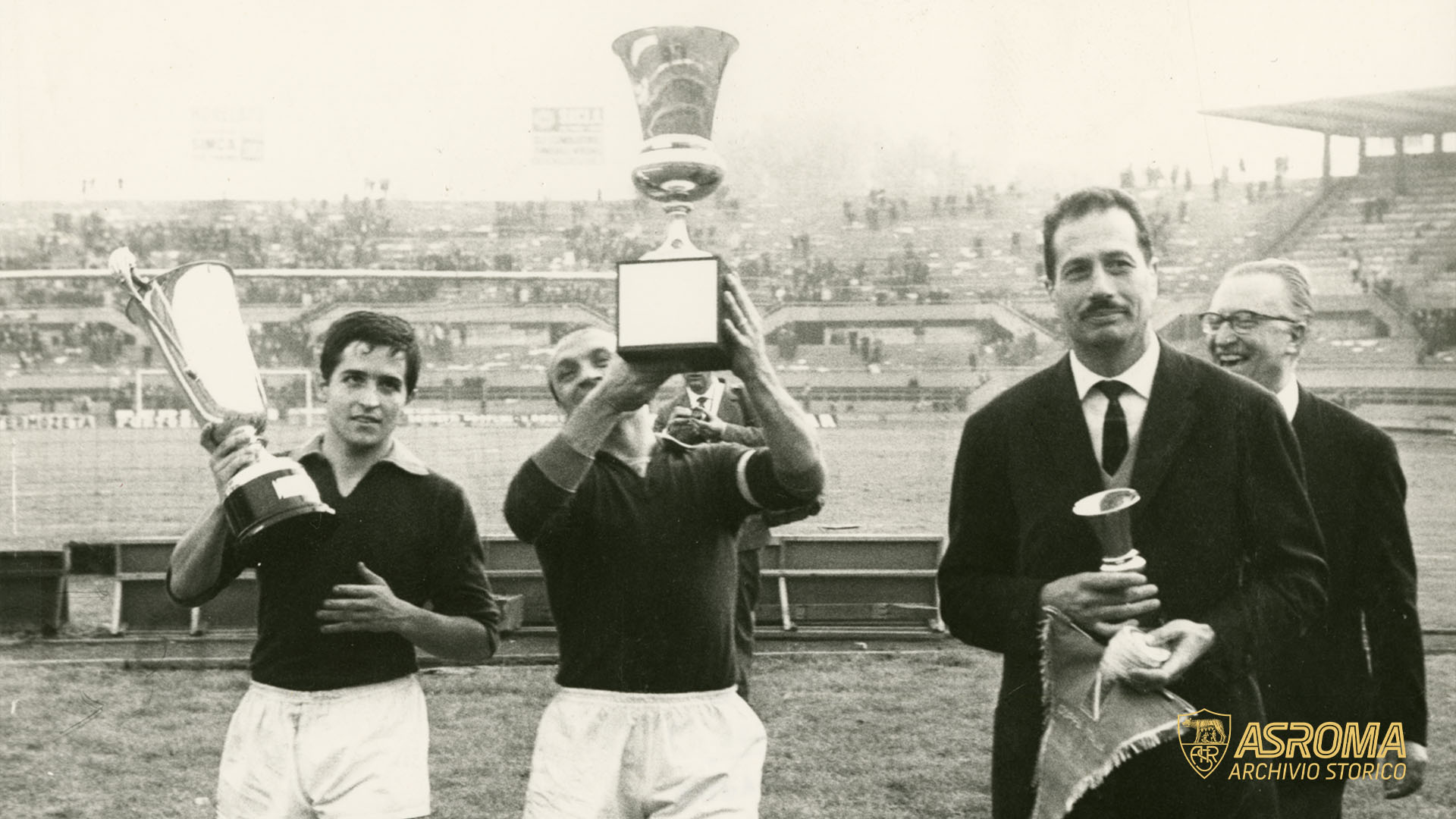 From left, De Sisti raises the Discipline Cup next to Losi who lifts the first Coppa Italia, won by Roma in 1964