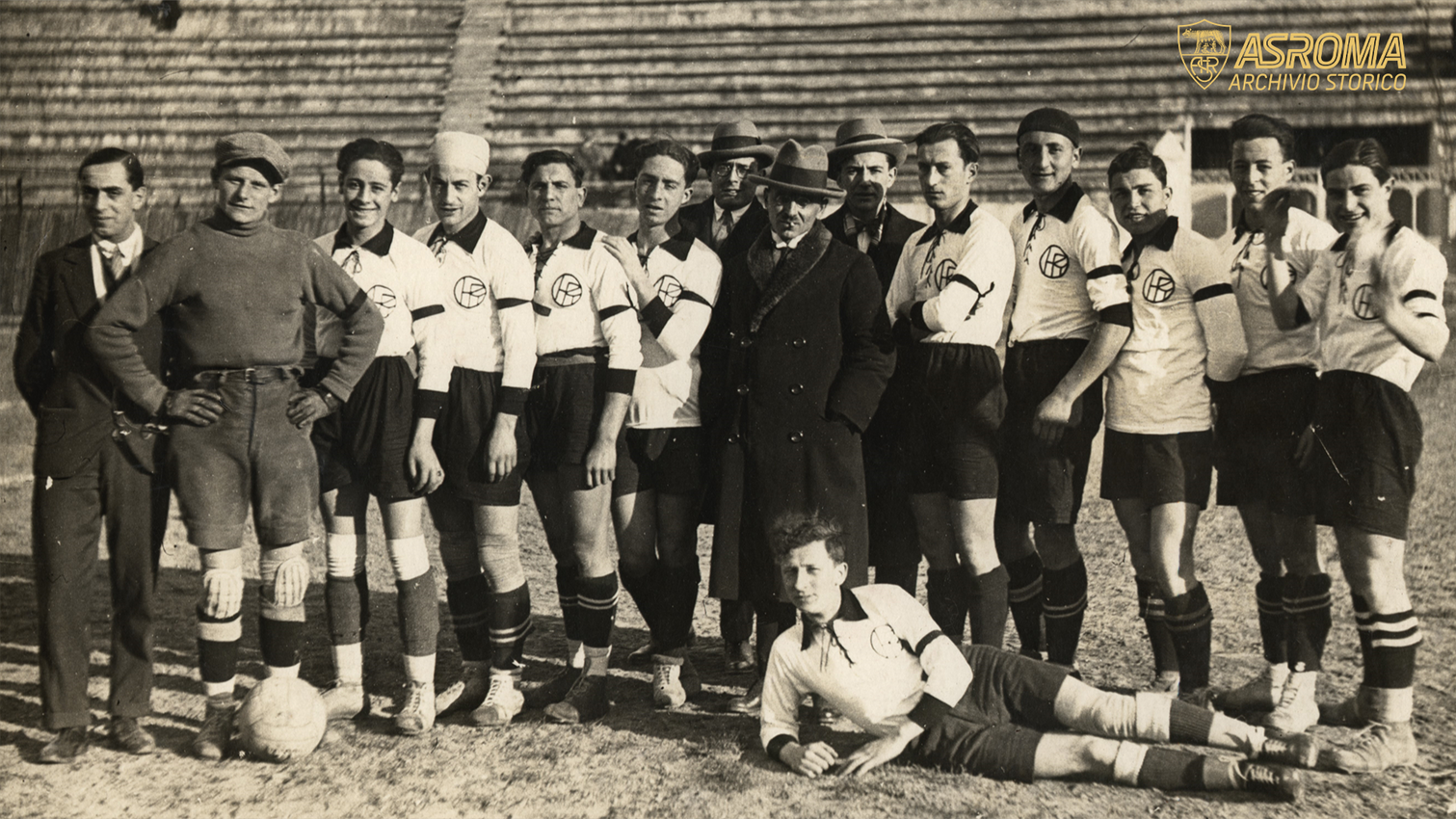 The Pro Roma football team pose with president Italo Foschi and three other future Roma players at the Stadio Nazionale in Rome in the 1925-26 season, the last before the merger with Fortitudo. In addition to Foschi, portrayed in the centre with his coat, we can recognise, first from the left, three future Giallorossi: masseur Angelino Cerretti, goalkeeper Ernesto Rapetti and Armando Preti.

(AS Roma Historical Archives / Cerretti Family Fonds)
