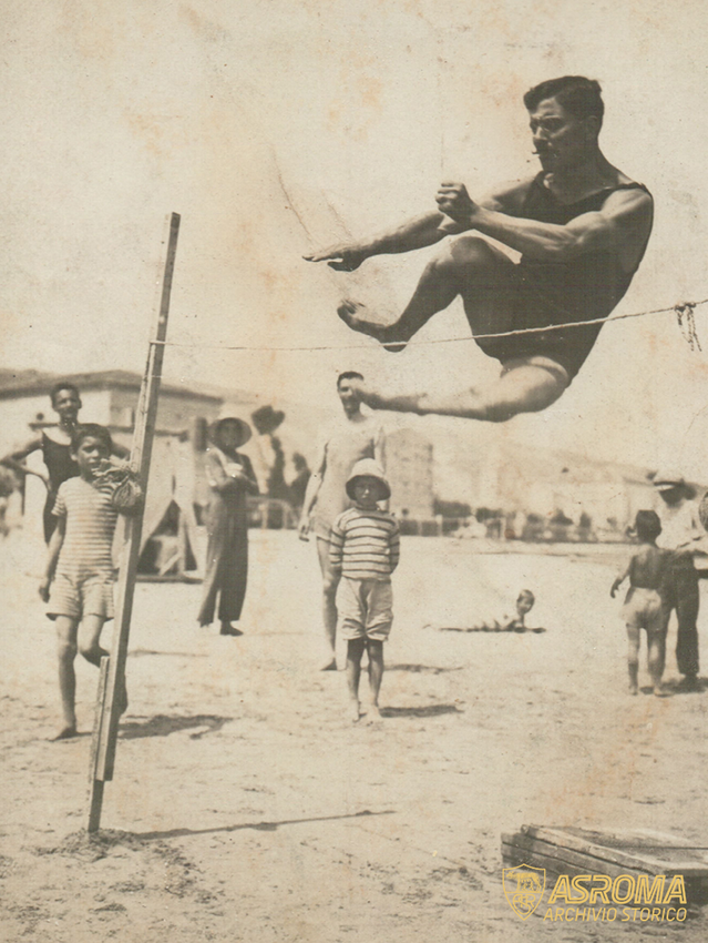 Con l'immancabile sigaretta tra le labbra, Italo Foschi - qui 30enne - si esibisce in spiaggia nel salto in alto, Roseto degli Abruzzi, estate 1914.
(Archivio Storico AS Roma / Fondo Italo Foschi-Famiglia Zingarelli)