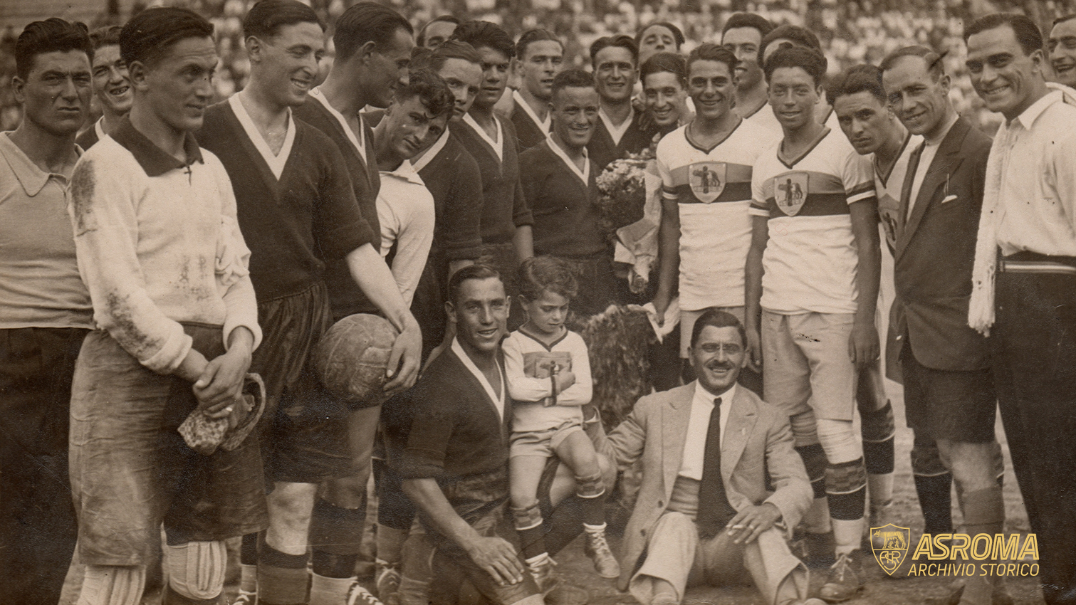 The teams pose before the start of Fortitudo Pro Roma 0-2 Livorno , matchday 4 of Group B of the 1926-27 National Division, Rome, Sunday 24 October 1926. In the picture you can recognise from the left: Giovanni Corbyons (holding flowers in his hand), Attilio Ferraris IV, Vittori (just peeping out) and, sitting at the foot of the group, a beaming Italo Foschi
(AS Roma Historical Archives / Giovanni Corbyon Fonds)